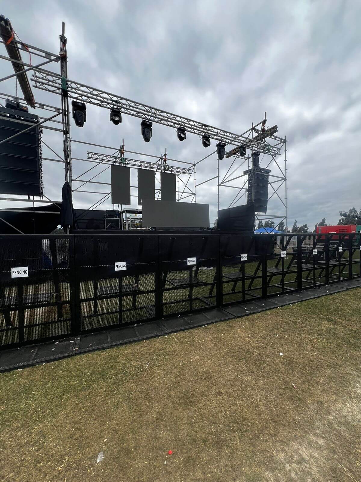 Línea de vallas Freestanding en festival al aire libre